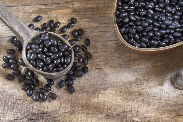 Ahşap arka plan - Phaseolus vulgaris siyah kaplumbağa üzerinde ham siyah fasulye