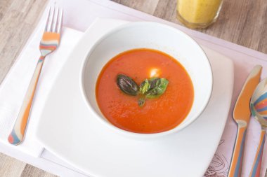 Ahşap masa, üstten görünüm üzerinde domates çorbası
