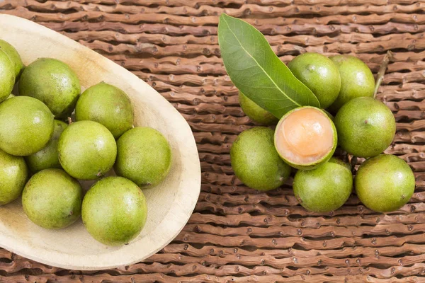 Taze soyulmuş quenepa meyvesi Melicoccus bijugatus