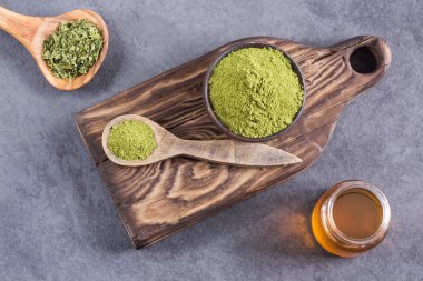 Toz ve moringa petrol - Moringa oleifera. Üstten görünüm