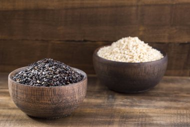 Beyaz Susam ve siyah susam - Sesamum indicum. Üstten görünüm