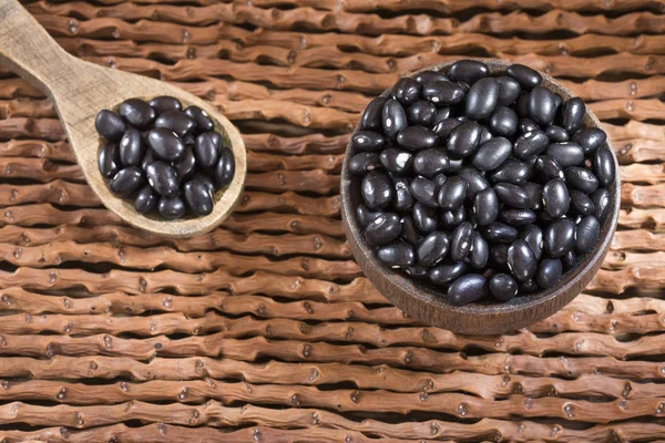 木製の背景 インゲンの黒タートルに生の黒豆 — ストック写真