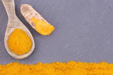 Taze organik kök ve zerdeçal tozu - Curcuma longa. Üstten görünüm