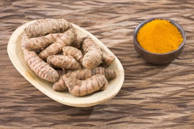 Kase ve organik kökleri - Curcuma longa zerdeçal tozu