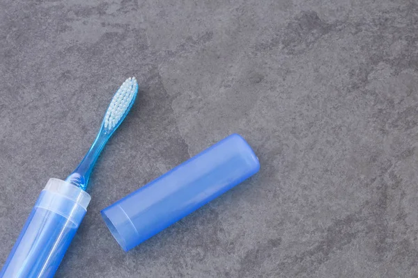 Plastik Kasa Mavi Arka Plan Ile Diş Fırçası — Stok fotoğraf