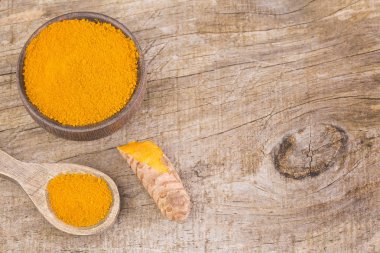 Zerdeçal (curcuma) yapılmış yaratıcı düzeni. Düz yatıyordu. Gıda kavramı.