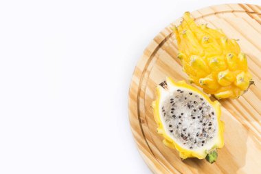 Sarı pitaya taze beyaz arka plan - Selenicereus megalanthus