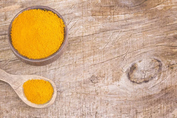 Zerdeçal tozu ahşap zemin üzerine kapatın. En baştan görüntülemek.