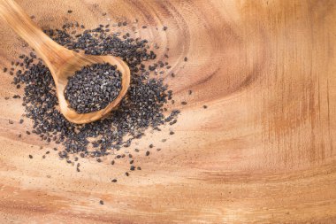 Siyah susam - Sesamum indicum organik tohumları. Ahşap arka plan