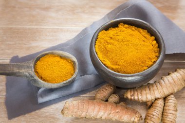 Kökleri ve zerdeçal tozu - Curcuma longa.