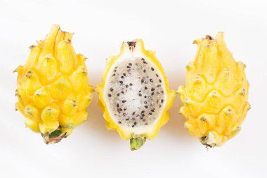 Beyaz arka planda - Selenicereus megalanthus sarı pitahaya ya da ejderha meyve