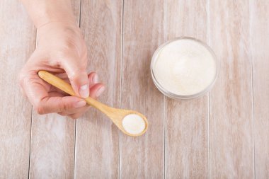 El ile bir kaşık kollajen