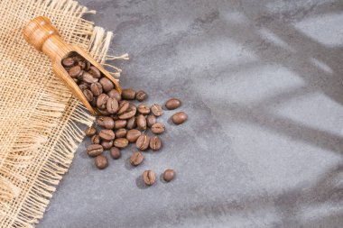 Kahve çekirdekleri taze kavrulmuş - organik