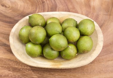 Taze olgun soyulmuş quenepa meyve - Melicoccus bijugatus. Üstten görünüm