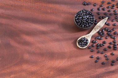 Ahşap arka plan - Phaseolus vulgaris siyah kaplumbağa üzerinde ham siyah fasulye