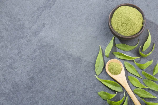 Doğal tatlandırıcı stevia bitki - Stevia rebaudiana toz. Üstten görünüm