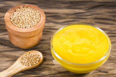 Sarı hardal sosu ve tahıl - ahşap arka plan