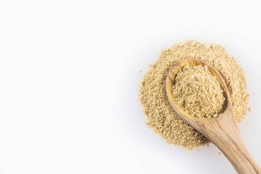 Zencefil tozu - Zingiber officinale. Beyaz arka plan