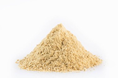 Zencefil tozu - Zingiber officinale. Beyaz arka plan