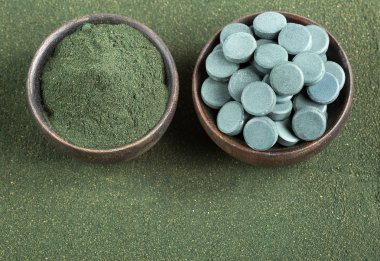 Spirulina yosun toz ve tabletler. Arthrospira platensis