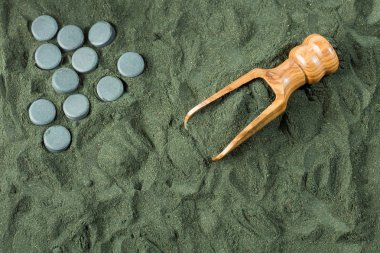 Spirulina yosun toz ve tabletler. Arthrospira platensis