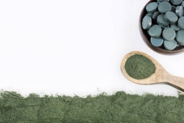 Spirulina yosun toz ve tabletler. Arthrospira platensis