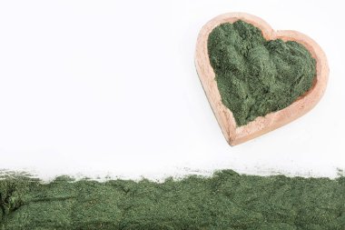 Spirulina yosun toz. Beyaz arka plan