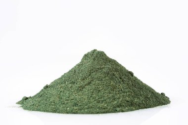 Spirulina yosun toz. Beyaz arka plan