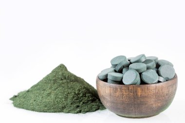 Spirulina yosun toz ve tabletler. Arthrospira platensis