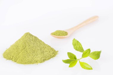 Taze yeşil Stevia bitki ve özü tozu - Stevia rebaudiana. Beyaz arka plan