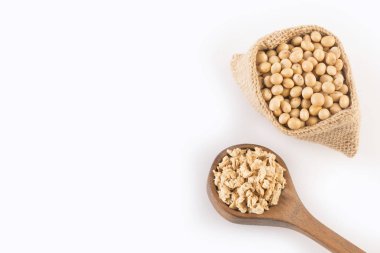 Ezilmiş soya fasulyesi - Glycine max. Beyaz arka plan