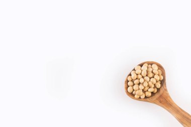 Soya fasulyesi - Glycine max kuru. Beyaz arka plan