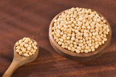 Soya fasulyesi - Glycine max kuru. Ahşap arka plan