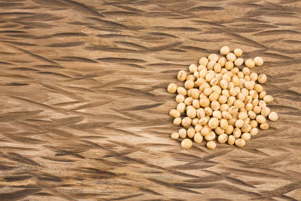 Soya fasulyesi - Glycine max kuru. Ahşap arka plan