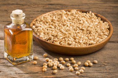 Yağ ve soya fasulyesi - Glycine max. Ahşap arka plan