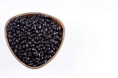 Siyah fasulyeli ham ahşap arka plan - üstten görünüm