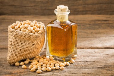 Soya fasulyesi ve soya yağı ahşap masa - Glycine max üzerinde
