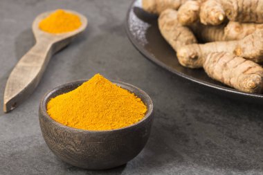 Kökleri ve zerdeçal tozu - Curcuma longa
