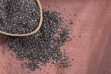 Siyah susam - Sesamum indicum. Ahşap arka plan