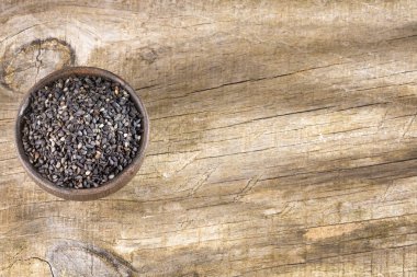 Siyah susam - Sesamum indicum. Ahşap arka plan