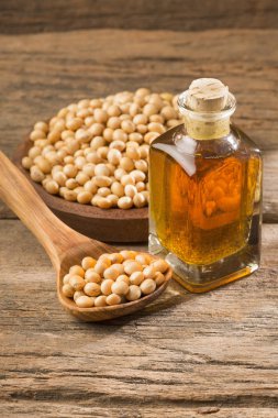 Soya fasulyesi ve soya yağı ahşap masa - Glycine max üzerinde