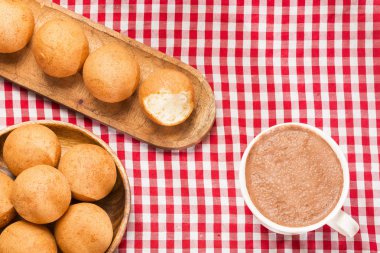 Bunuelos Kolombiyalı geleneksel gıda - derin kızarmış peynir ekmek. Sıcak çikolata meşrubatının