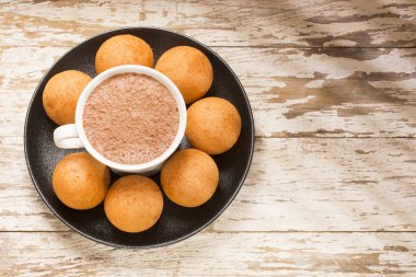 Bunuelos Kolombiyalı geleneksel gıda - derin kızarmış peynir ekmek. Sıcak çikolata meşrubatının