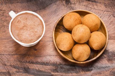Geleneksel Kolombiya bunuelo - derin kızarmış peynir ekmek. Ahşap masa