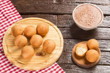Geleneksel Kolombiya bunuelo - derin kızarmış peynir ekmek. Ahşap masa