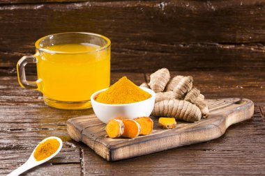 Zerdeçal ve su, sağlıklı içecek - Curcuma longa