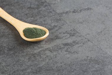 Spirulina tozu - tahta kaşıklar besin takviyesi