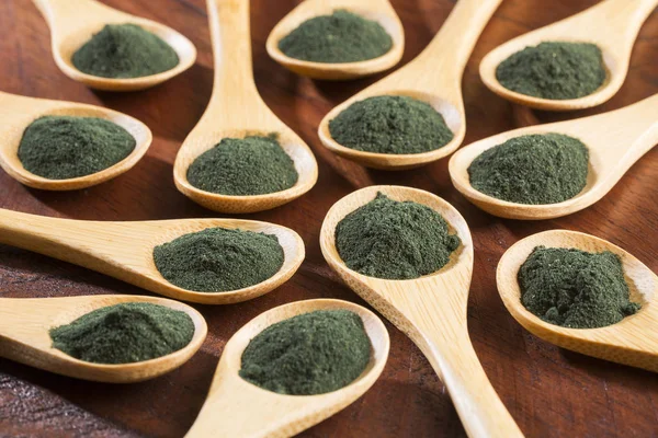 Voedingssupplement Voor Spirulina Poeder Houten Lepels — Stockfoto