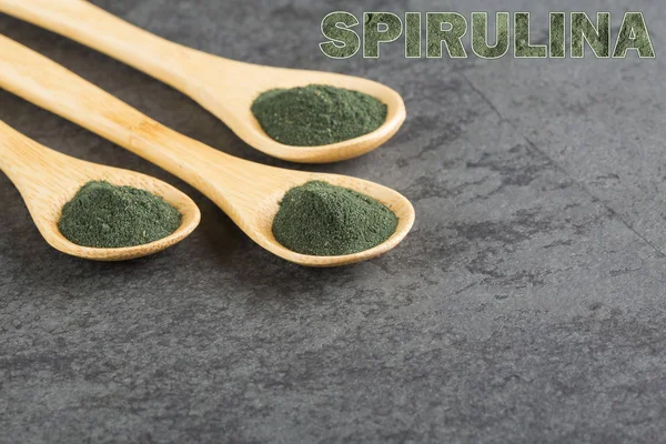 Suplemento Dietético Espirulina Polvo Cucharas Madera —  Fotos de Stock