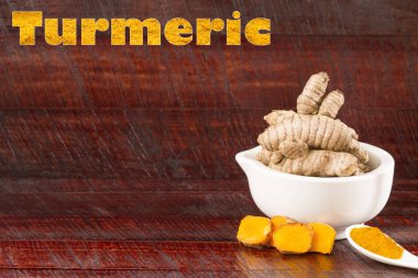 Alternatif Tıp - Curcuma longa kullanılan zerdeçal baharat. Ahşap arka plan
